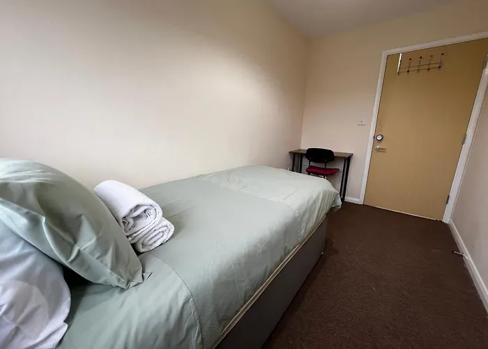 Crownford Guesthouse - Close To Hanley Centre And University