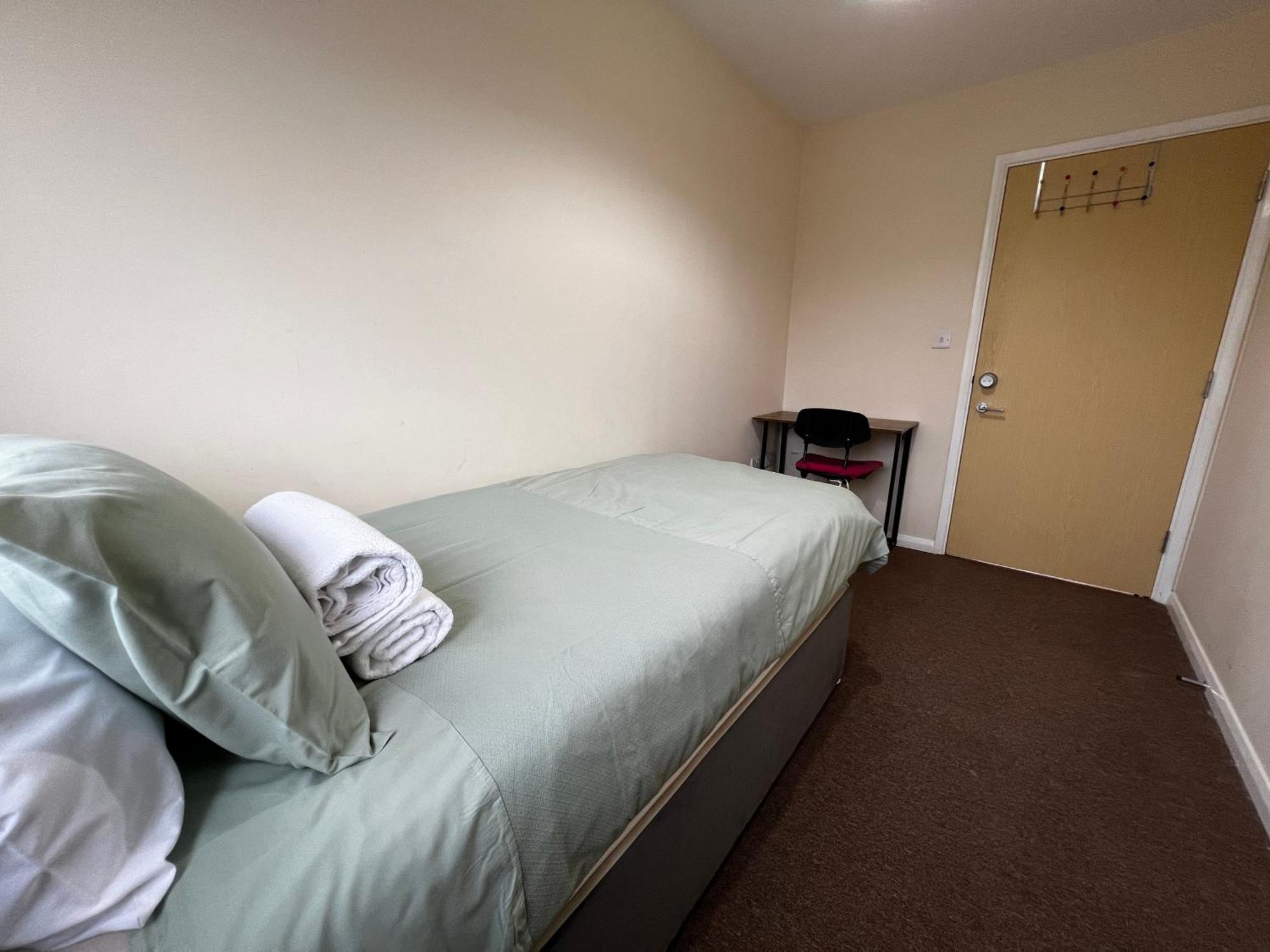 Crownford - Close To Hanley Centre And Guest house